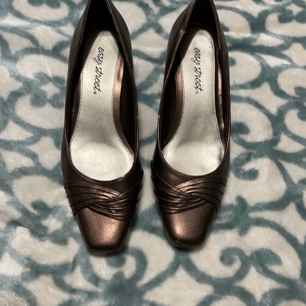 Ladies brown dress shoes.